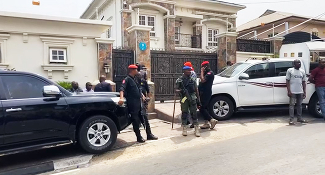 EFCC Operatives Besiege Former Kogi Governor’s  Residence 